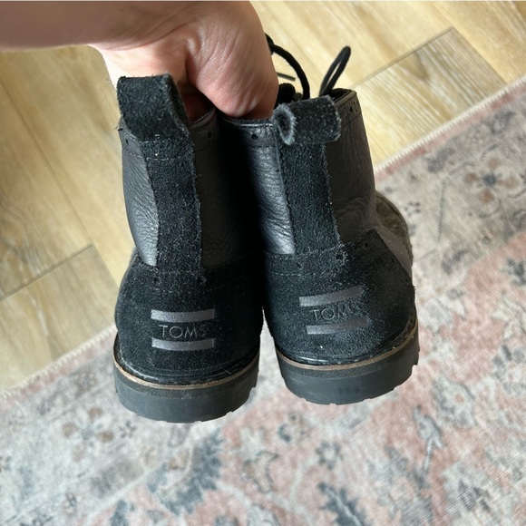 TOMS Men's Black Leather Wingtip Lace Up Brogue Boots with Vibram Soles - Picture 10 of 11